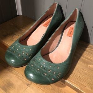 Excellent condition… like new never been worn